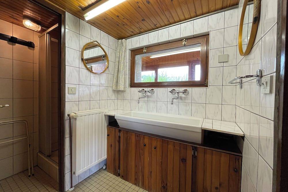 Chalet sur grand terrain paysagé avec étang de pêche privé in Vagney, Parc naturel régional des Ballons des Vosges