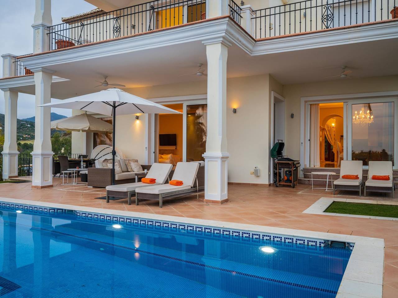 Luxurious southeast-facing villa with 5 bedrooms, heated pool, Bbq, seaviews in Las Chapas, Marbella