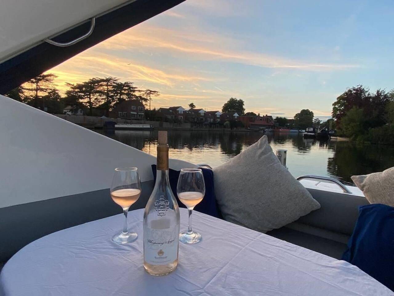 Apartamento vacacional entero, Romantic 3Beds Yacht Escape on Thames in Berkshire