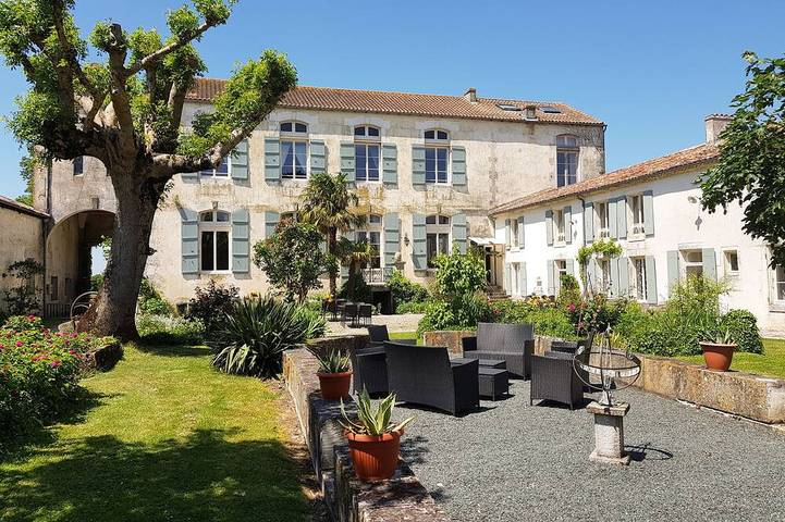 Gîte pour 4 personnes, avec Terrasse ainsi que Jardin et Piscine à Asnières-la-Giraud