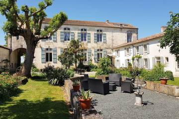 Gîte pour 4 personnes, avec piscine ainsi que jardin et terrasse à Asnières-la-Giraud