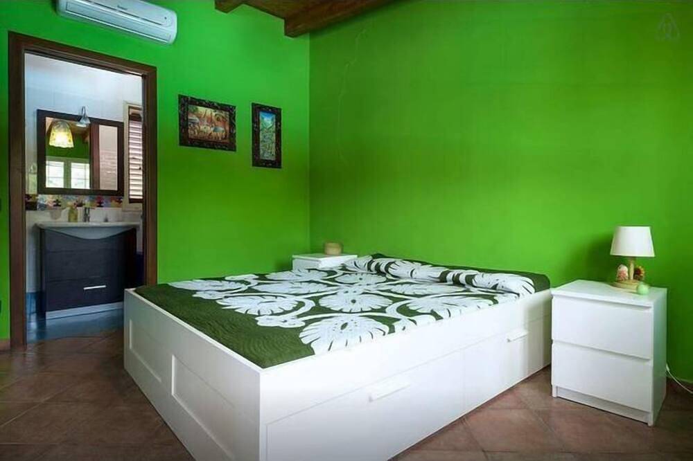 **** Rumah Saya ****   Balinese house by the sea in Campofelice di Roccella, Provincia de Palermo