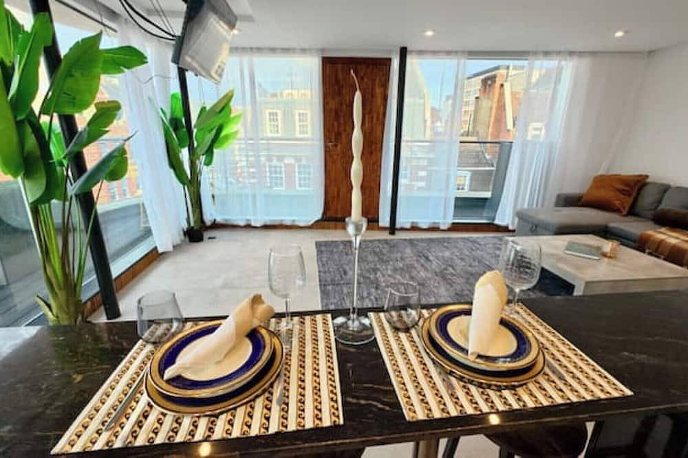 Entire apartment, Modern Soho Penthouse with Terrace & Views | 3 Beds, Sleeps 6 in Covent Garden, London