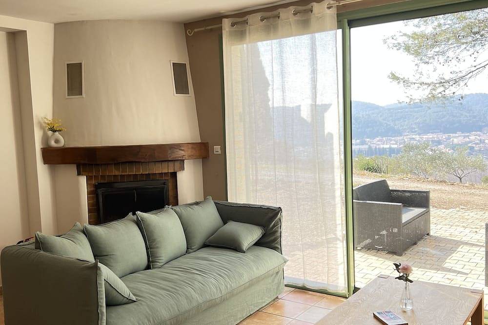 Appartement entier, Gîte pour 4 personnes avec piscine et vue sur la vallée de l'Orb in Cessenon-sur-Orb, Côte méditerranéenne (France)