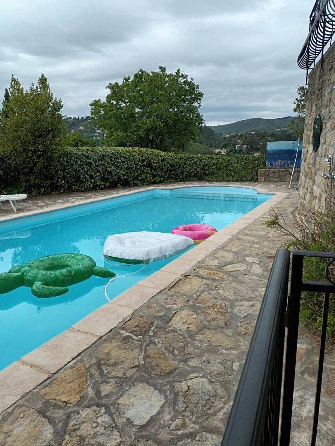 Maison de vacances pour 3 personnes, avec vue ainsi que piscine et terrasse, animaux acceptés