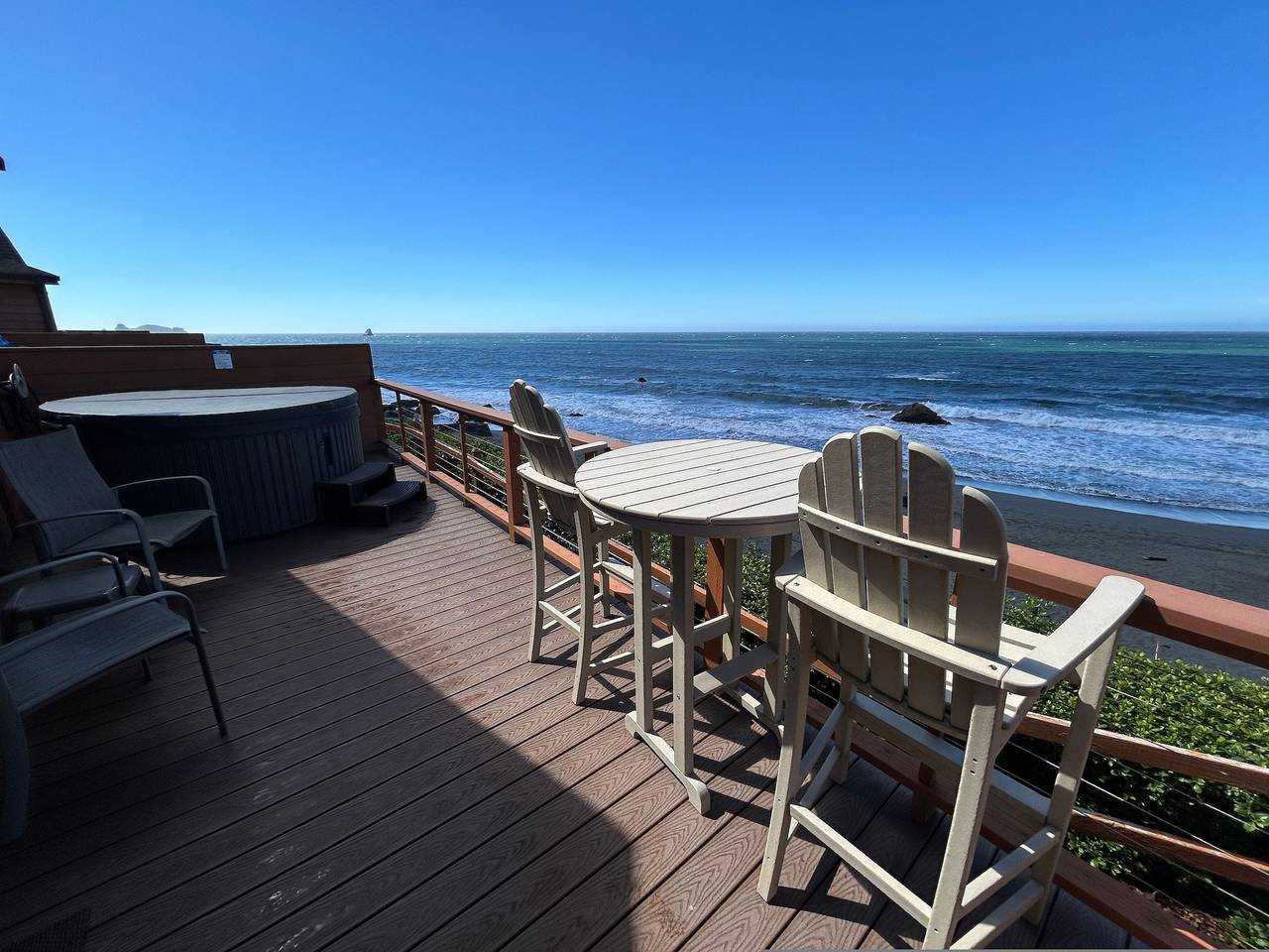 Entire apartment, Oceanfront Cabin 9 with Jacuzzi &  Awesome Views in Del Norte County