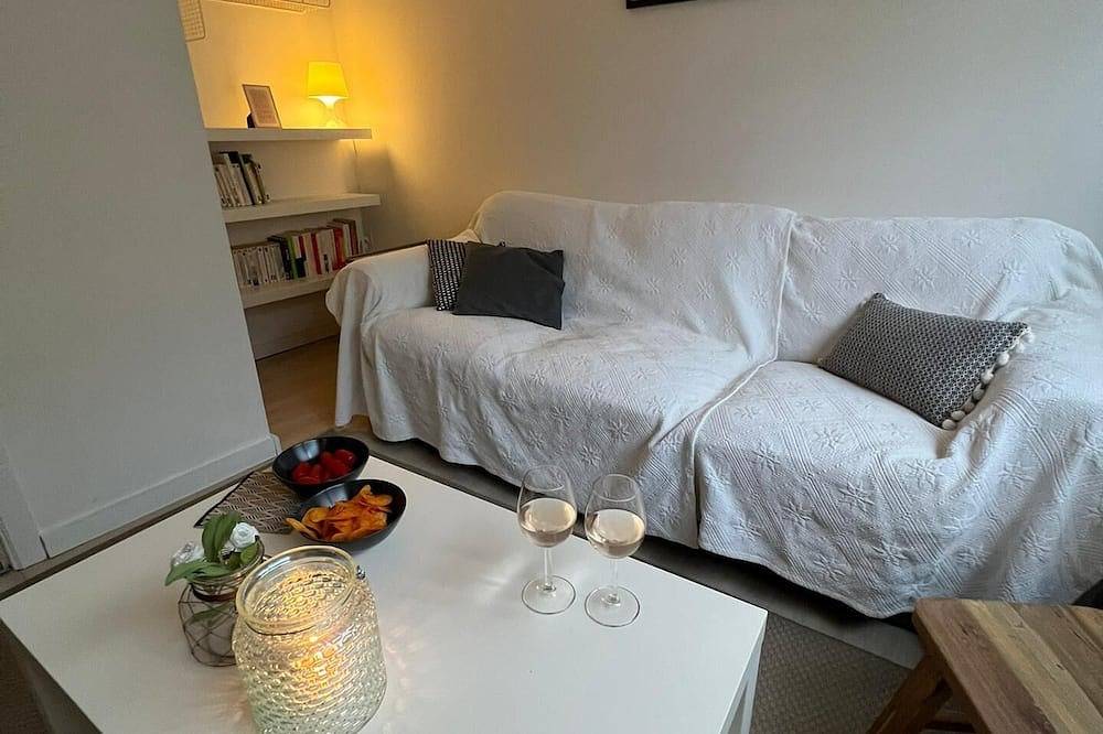 Ganze Wohnung, Studio with small pool 5 minutes from Walibi or Lln business center in Mont-Saint-Guibert, Wallonisch-Brabant