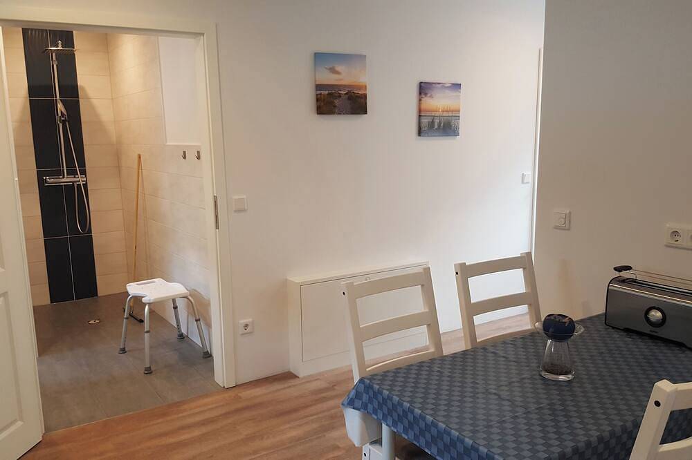 Ganze Wohnung, Schickes Ferienhaus, eingebettet in die schöne Schleilandschaft, ausgestattet mit: einer gepflegten Gartenanlage mit Spielmöglichkeiten und überdachter Grill- und Raucherecke, extrabreiten Türen (98cm), Fliegengitter und Plissees an allen Fens... in Taarstedt, Grünes Binnenland