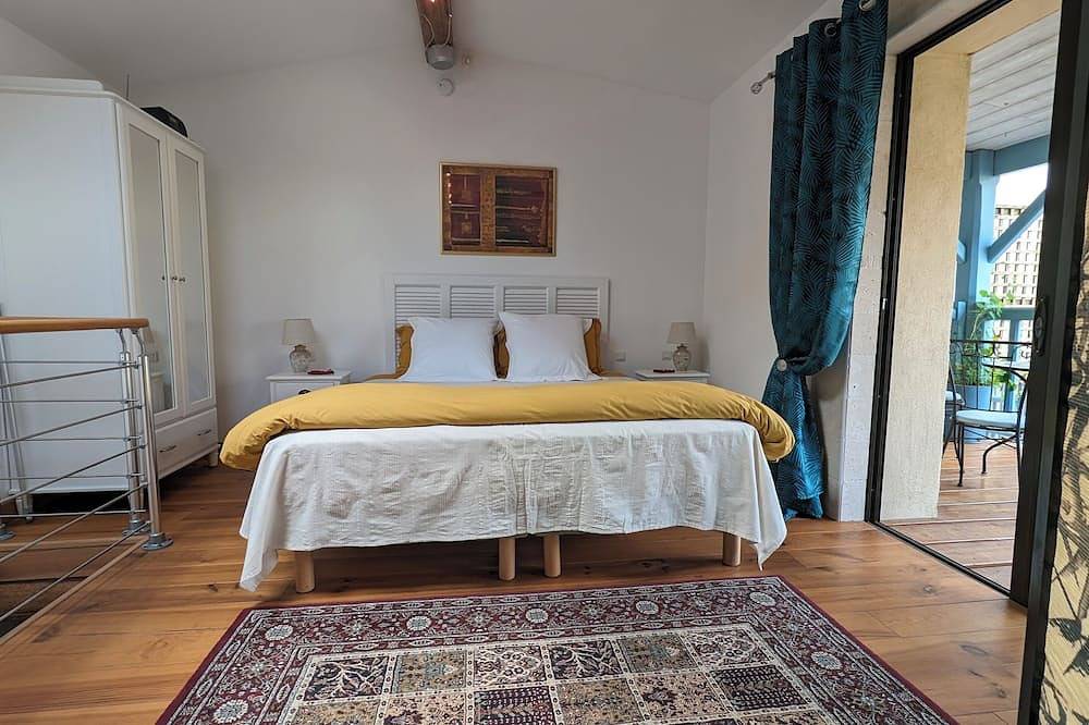 Renovated barn with garden access in Prades, Prades region