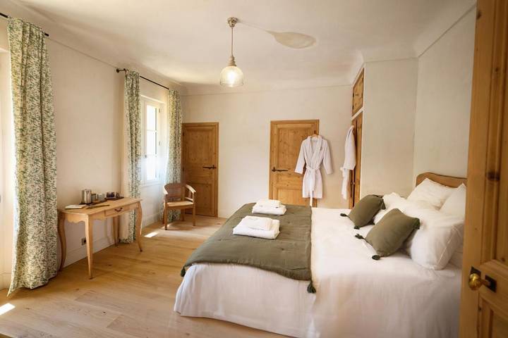 Chambre d’hôte pour 3 personnes, avec jardin et vue ainsi que sauna et piscine
