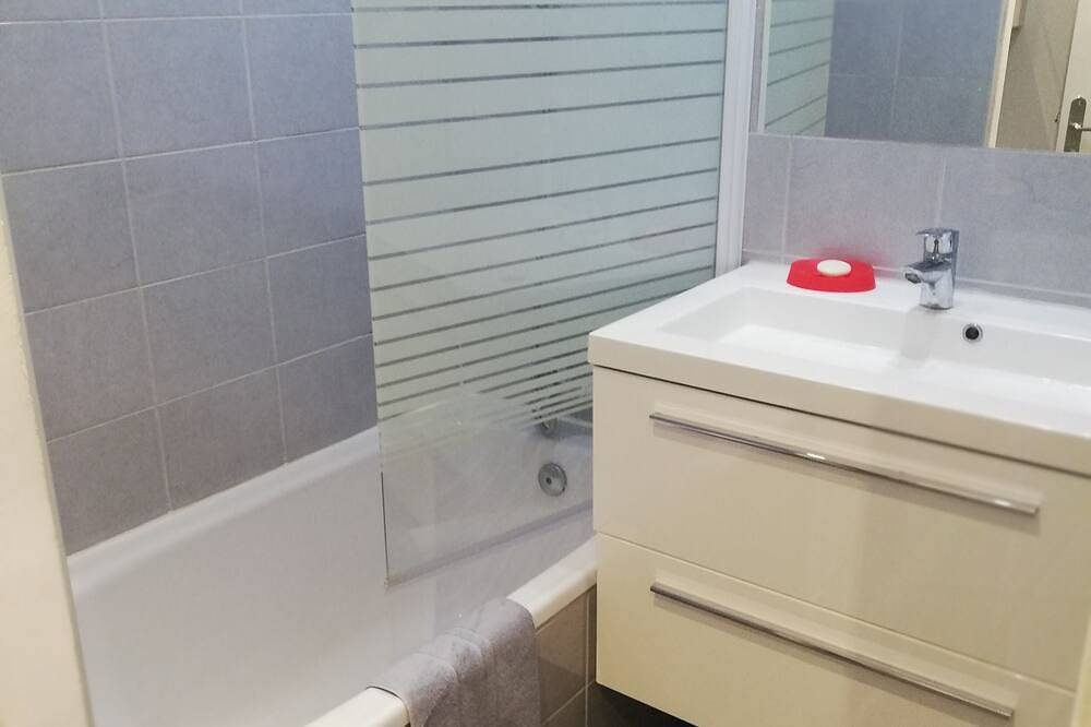 Entire apartment, Apartment for rent in secure residence with parking lot in Avignon, Vaucluse