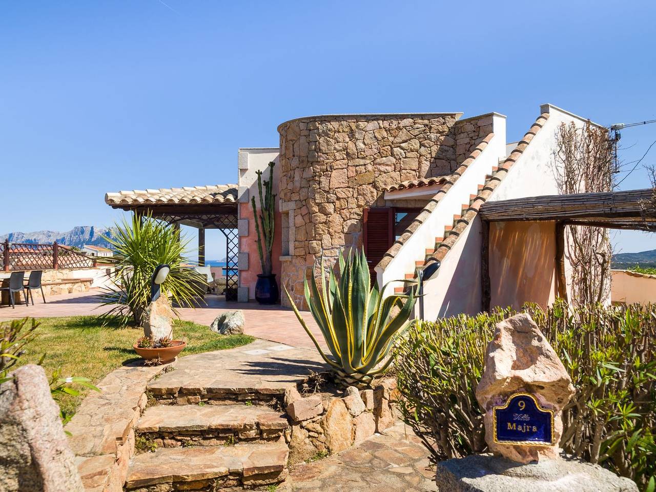 Villa Majra - piscina esclusiva fronte Tavolara in Porto Istana, Olbia