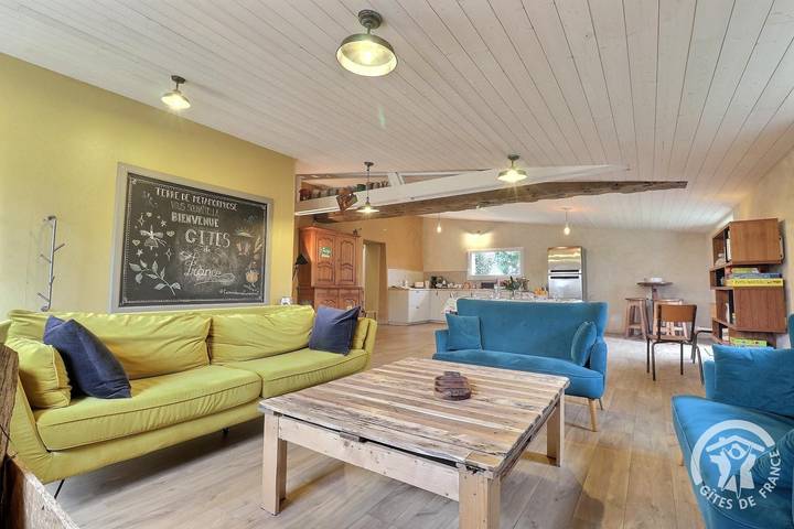 Gîte pour 6 personnes, avec jardin à Chelun