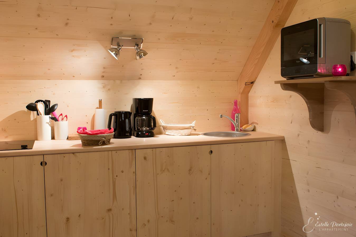 Cabane « La Cabane Spa de Céline » avec piscine partagée, Wi-Fi et climatisation in Voussac, Allier
