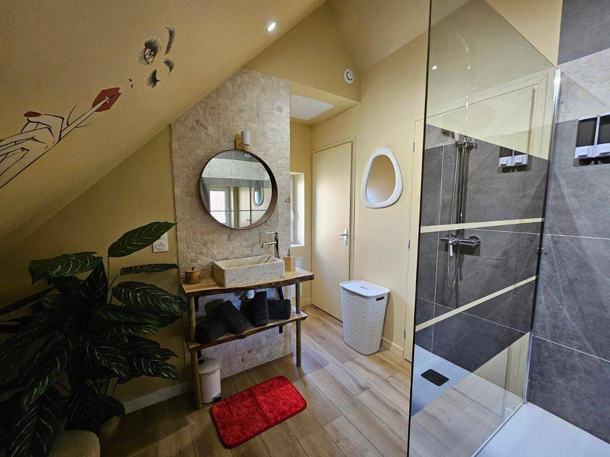 Appartement entier, Le Chalet, Escapade Spa & Jacuzzi Privé proche Lille in La Bassée, Région de Lille