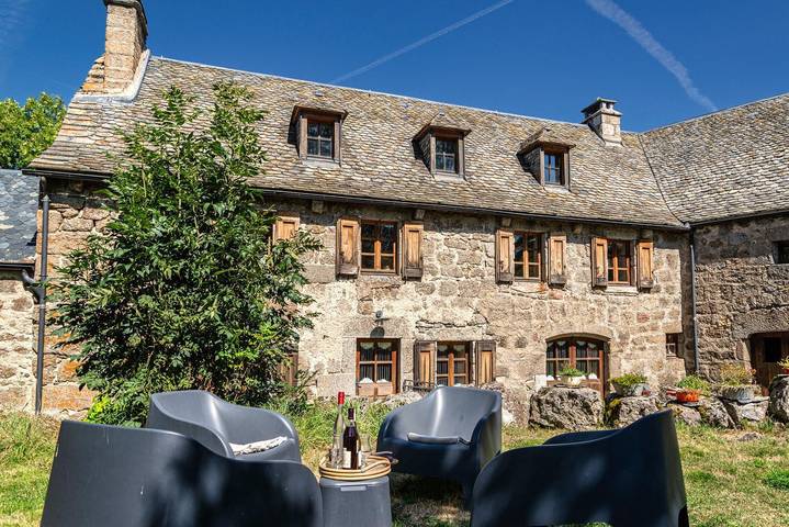 Gîte pour 8 personnes, avec Jacuzzi et Terrasse ainsi que Jardin et Vue à Brion (Lozère)