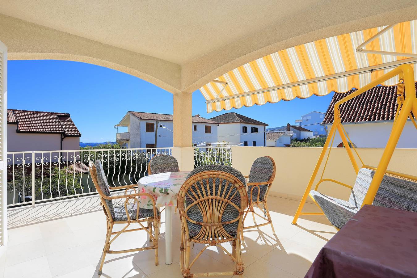Ganze Wohnung, 2-Zimmer-Ferienwohnung mit Terrasse und Meerblick Seget Vranjica, Trogir A-18487-c in Seget Vranjica, Split-Dalmatien