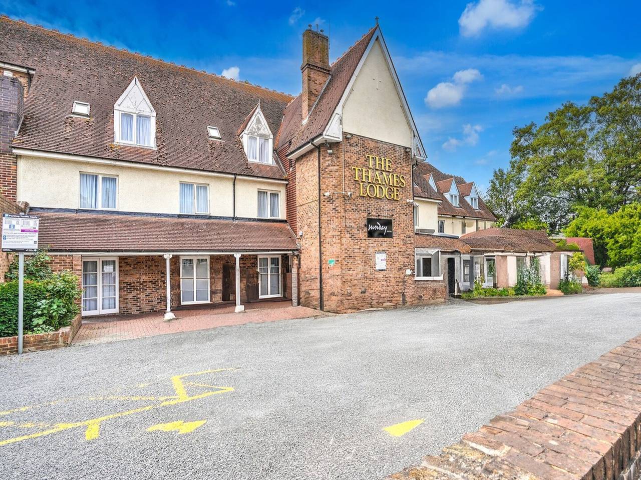 Twin Room with River View in Spelthorne, Colne Valley Park