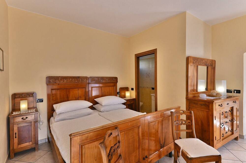 Geheel appartement, Appartement in een typische natuursteen Rustico met prachtig uitzicht op het meer in Oldesio, Tignale