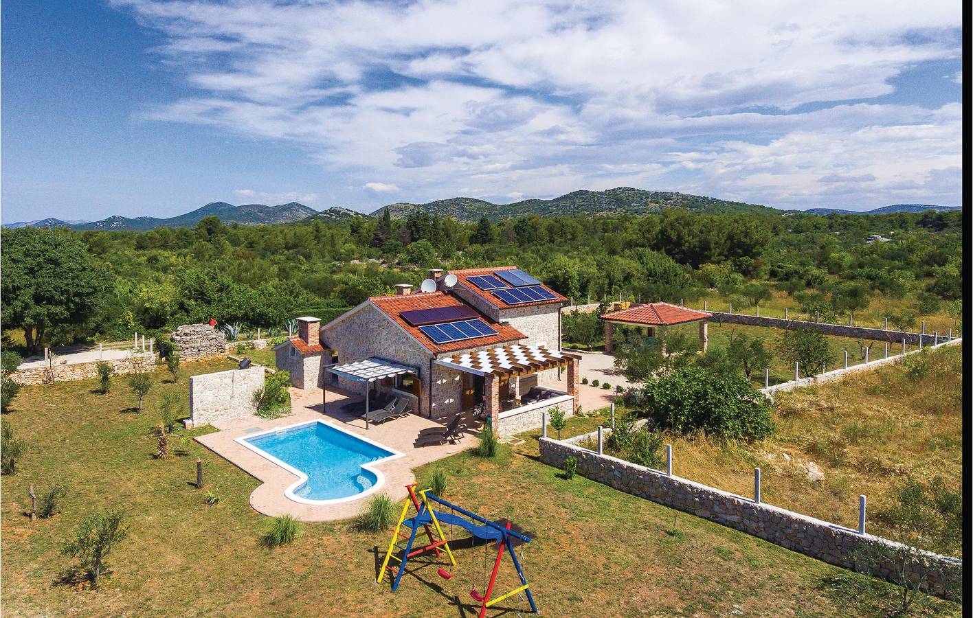 Geräumige 145 m² große Wohnung mit Pool, Terrasse und moderner Ausstattung in Vodice, Šibenik-Knin