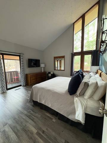 Vacation Rental for 12 Guests in Boyne Falls, Lake Michigan, Picture 2