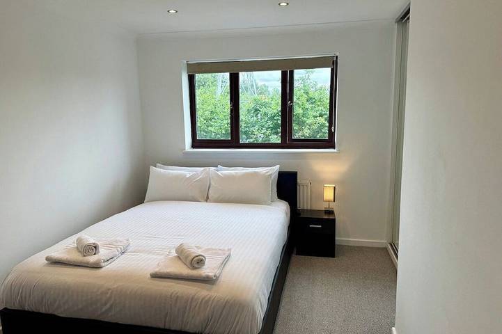 Modern 2-Bed House | Free Parking | Near M5 & City in Worcester, Worcestershire
