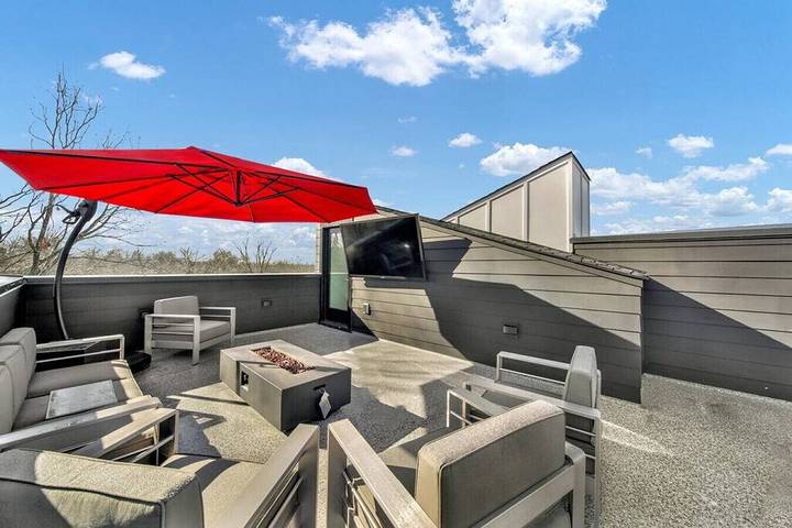 Villa for 12 people, with balcony and pool as well as yard - 1