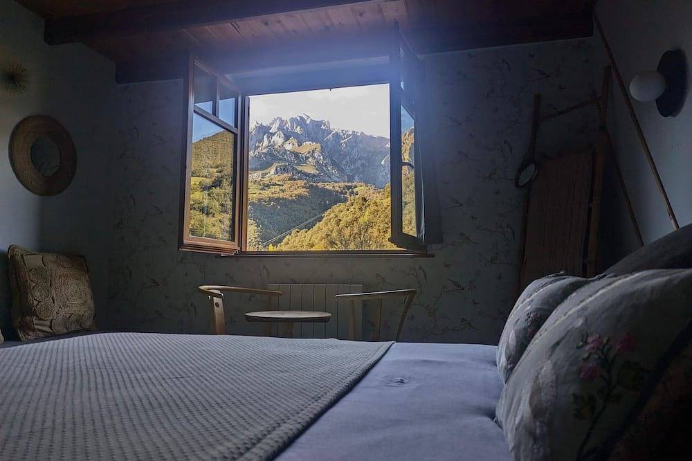 Luxury House en Picos de Europa Liebana jardín con zona chill out in Camaleño, Cordillera Cantábrica