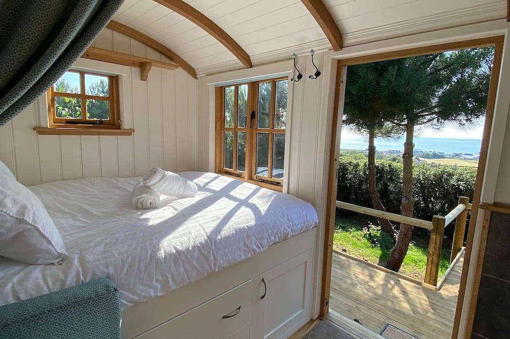 Seaside Bliss: Cosy Shepherd Hut with fire place, 10 mins from the beach in Guernsey