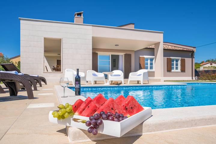 Villa pour 6 personnes, avec jardin ainsi que piscine et terrasse à Kavran - 2