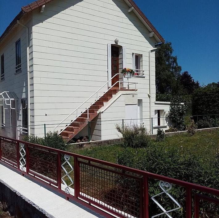 Gîte pour 3 personnes, avec jardin à Bourg-Lastic