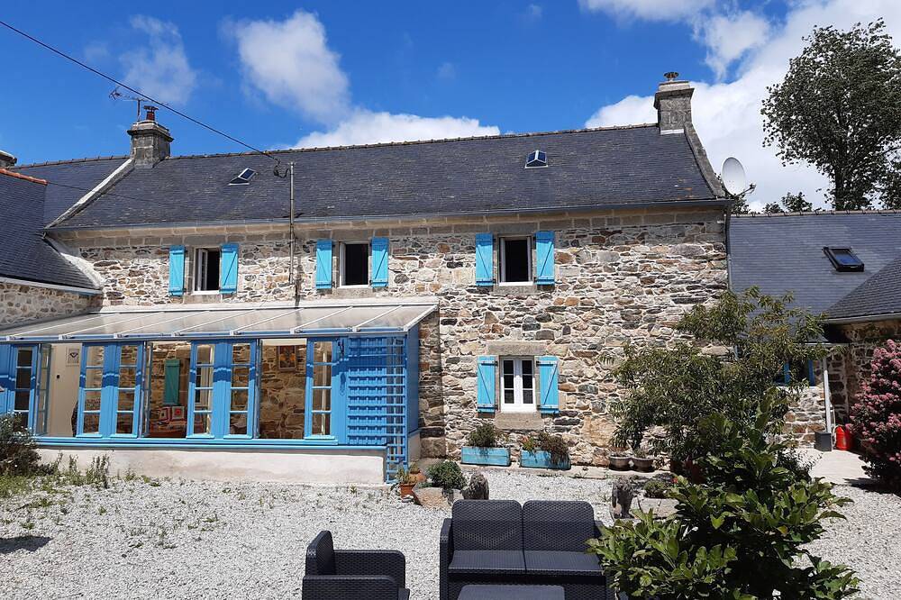 Ferme côtière avec piscine chauffée à 10 minutes des plages in Plomodiern, Région de Châteaulin