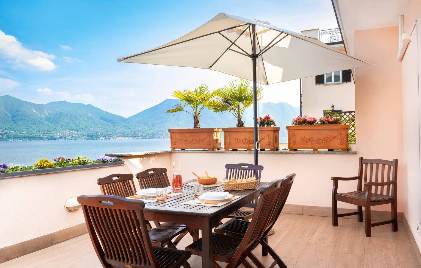 Ganze Ferienwohnung, Etagenhaus am See: AC, Terrasse, Küche & WiFi in Oggebbio, Oggebbio Gemeinde