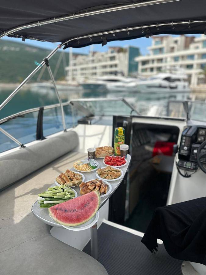 Boot für 3 Personen, mit Terrasse und Garten sowie Sauna und Ausblick in Montenegro - 3