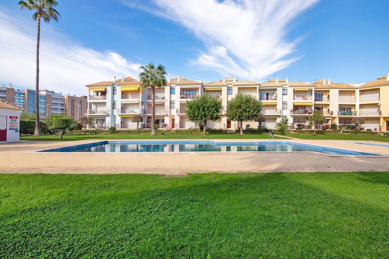 Ολόκληρο το διαμέρισμα, Apartment 'Cosy with Pool 1' with Shared Pool, Wi-Fi and Air Conditioning in Quarteira, Faro District