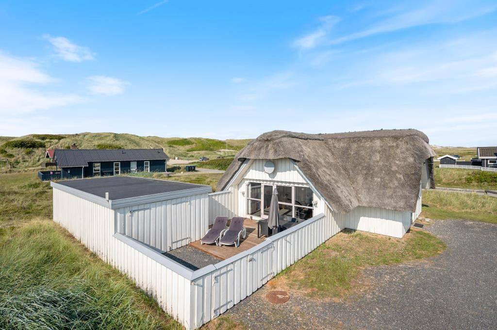 Stråtækt sommerhus beliggende 100 meter fra stranden in Bjerregård, Holmsland Klit