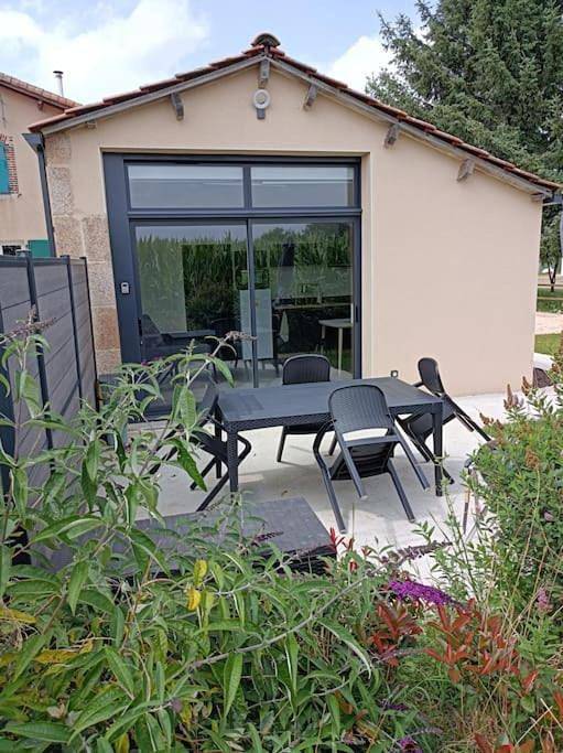 Appartement entier, One-Bedroom Apartment in La Pommeraie-sur-Sèvre, Fontenay-le-Comte