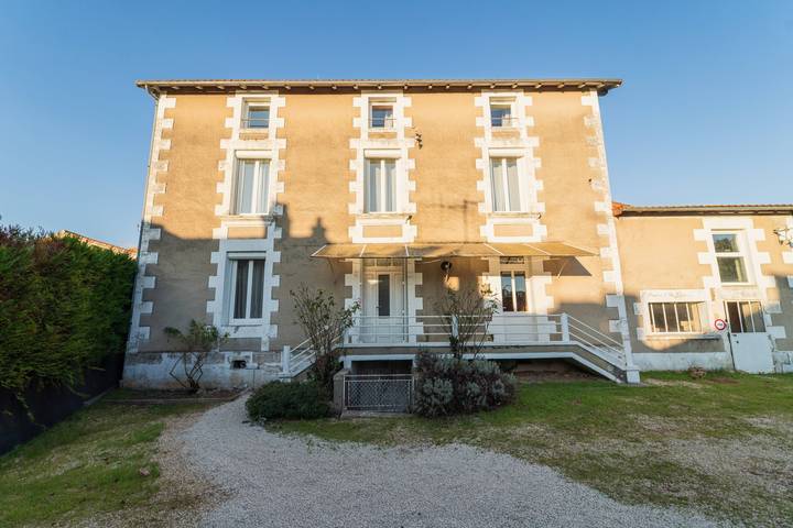 Gîte pour 13 personnes, avec jardin à Chasseneuil-du-Poitou - 2