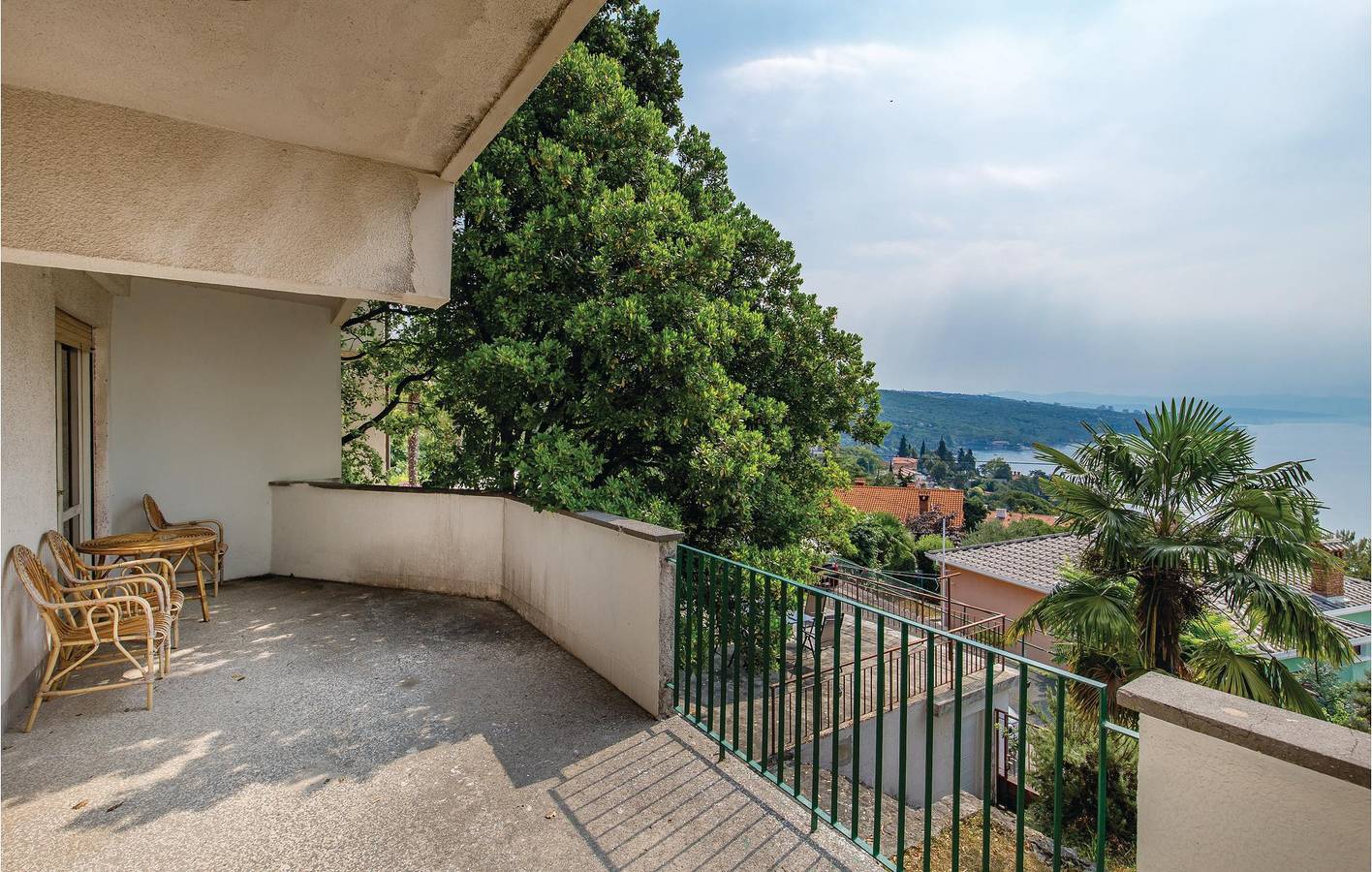 Appartement spacieux avec terrasse, garage et Wi-Fi - À 1,5 km de la plage in Opatija Riviera