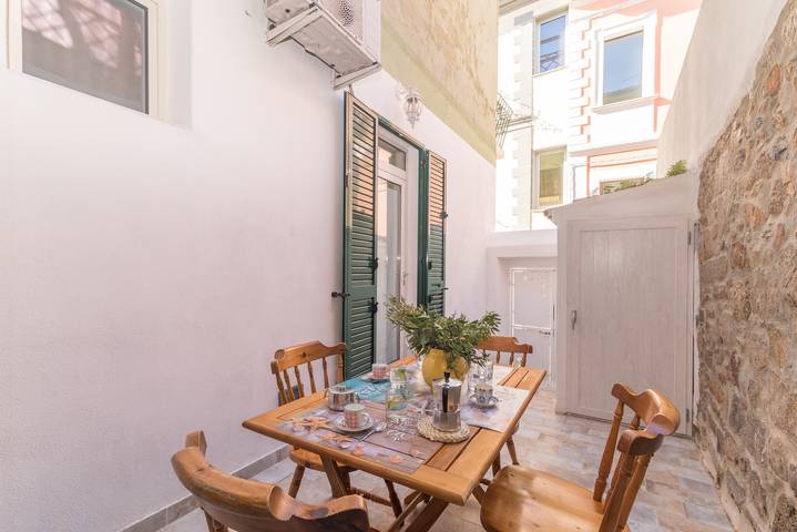 Appartamento intero, Appartamento 'Casa Ziniculà e Cupulata' nel centro storico con cortile e Wi-Fi in Parco Nazionale dell'Arcipelago di La Maddalena, Isola della Maddalena