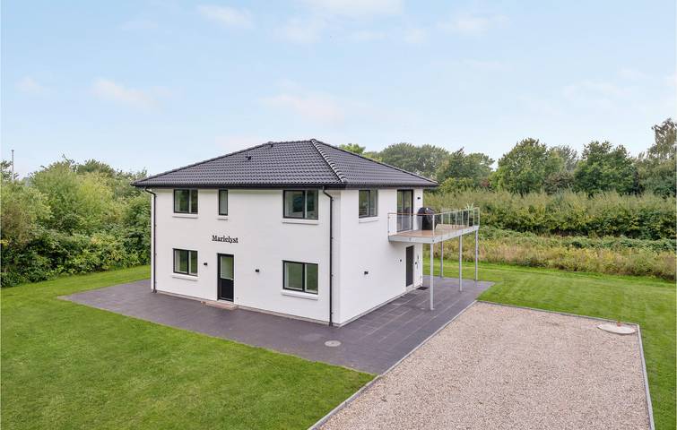 Ferieudlejning for 8 personer, med Terrasse og Have i Thurø