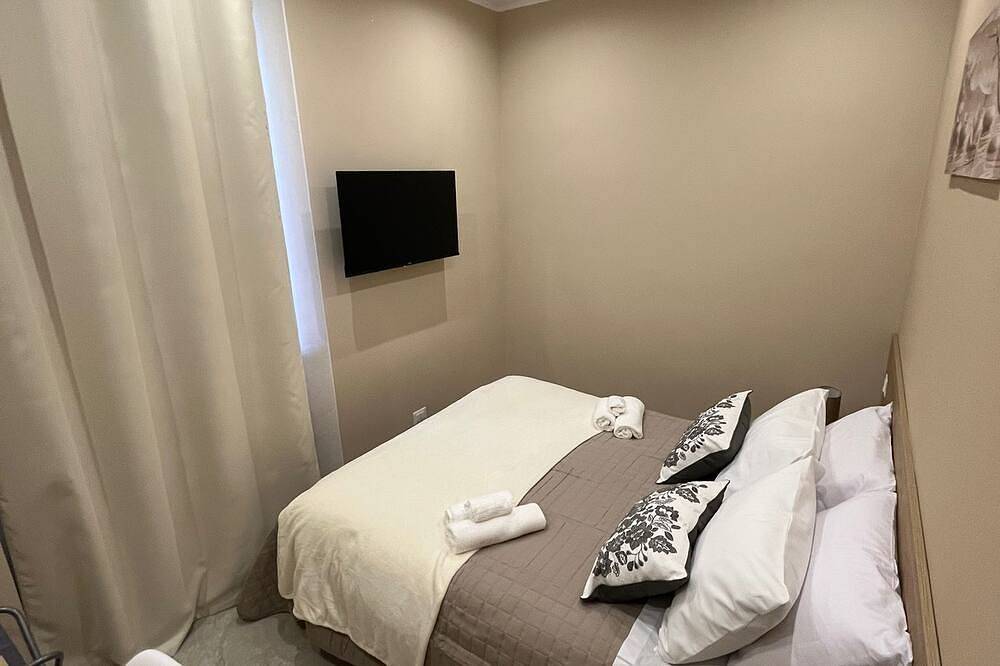 Apartamento entero, New Apartment In Ciampino -3 Rooms With Private Bathroom, Kitchen And Small Terrace in Ciampino, Castelli Romani