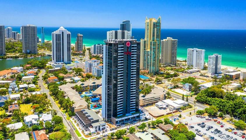 Holiday rental for 2 people, with balcony and sauna as well as pool in Surfers Paradise