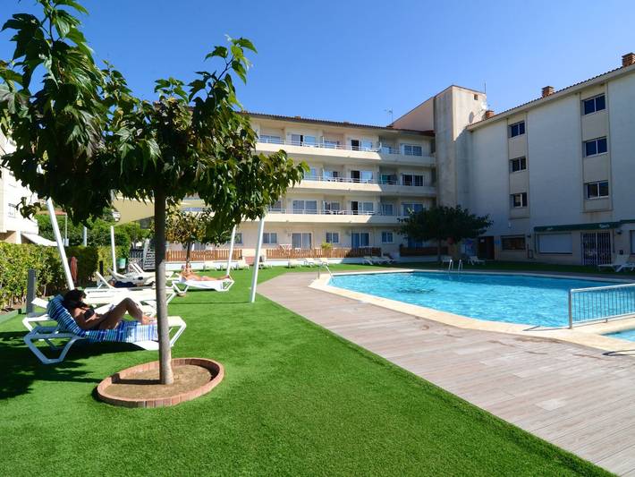 Ferienwohnung für 4 Personen, mit Terrasse und Kinderpool sowie Pool und Garten