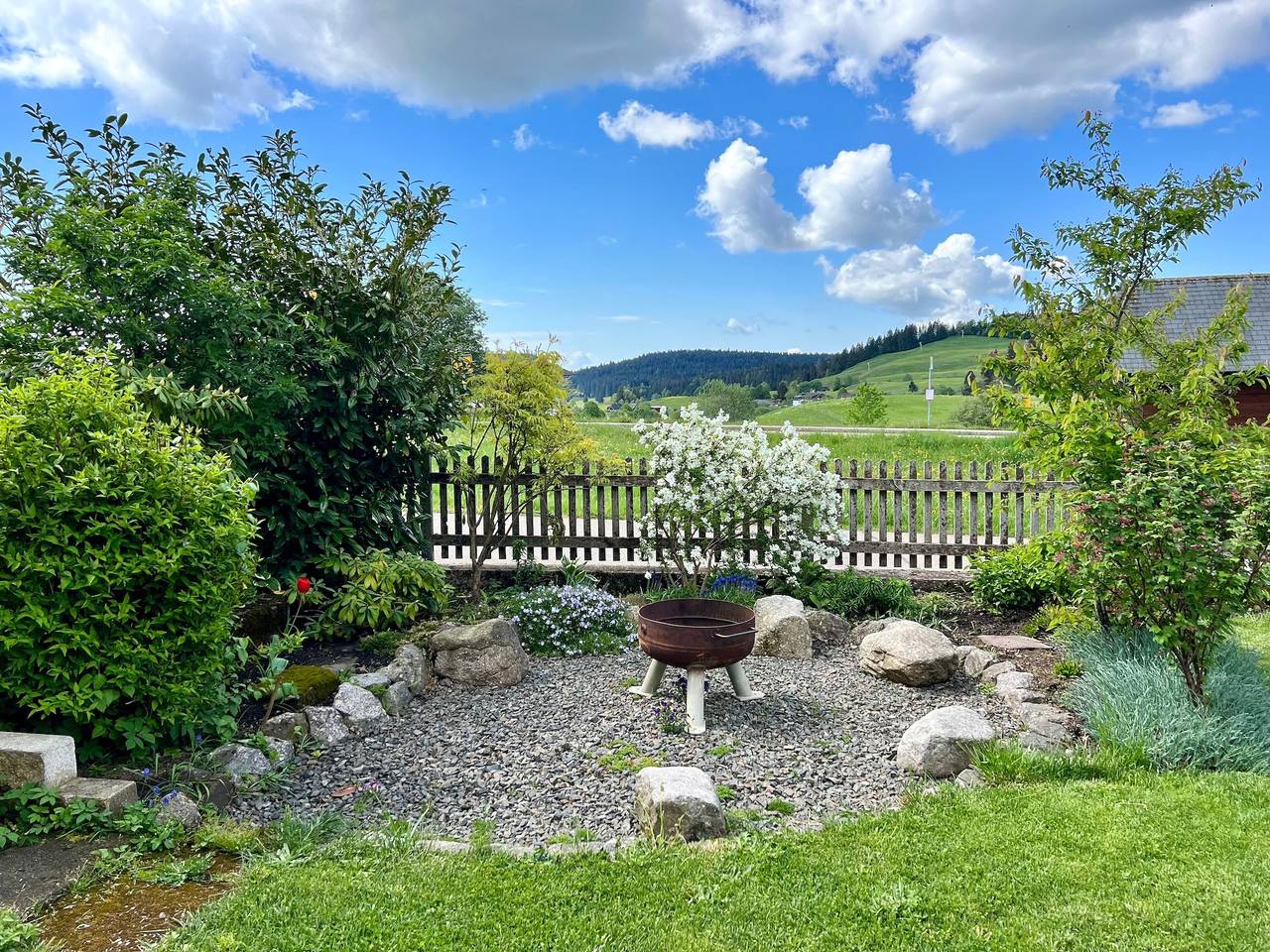 Ganze Wohnung, Ferienwohnung 'Gartenblick' mit schöner Aussicht, privatem Balkon und Gemeinschaftsgarten in Ibach, Südschwarzwald