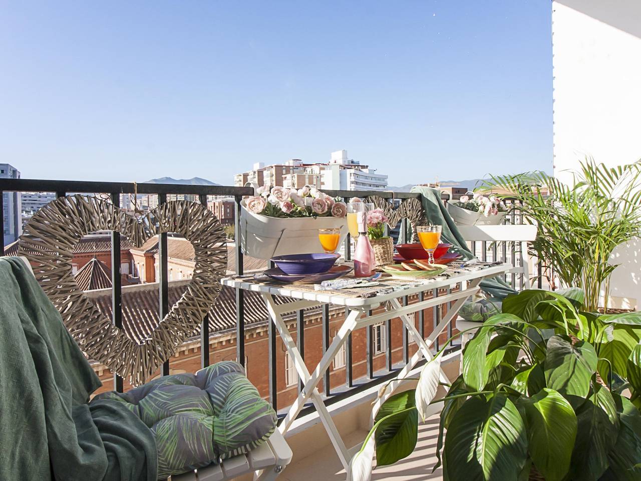Entire apartment, Bright 2-Bedroom Apartment Near Beach and Train Station in Central Málaga in Málaga Central District, Malaga