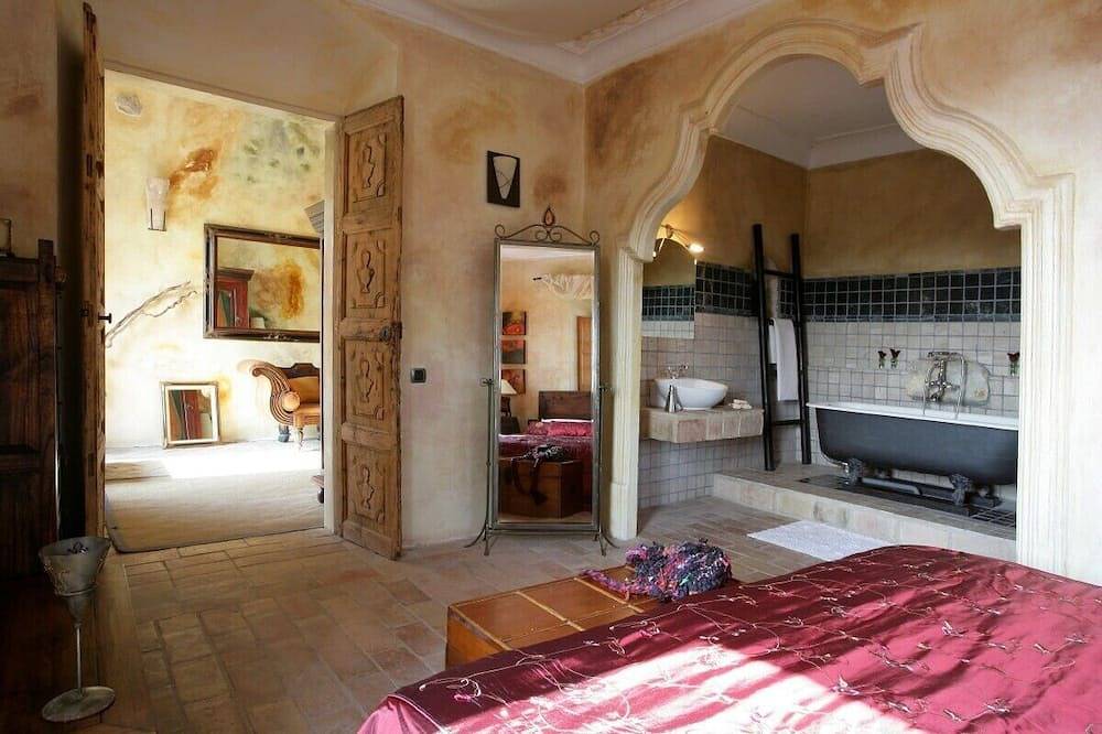 Perfect for events and groups with sauna and infinity pool and well equipped gym in Sant Pere de Ribes, Garraf