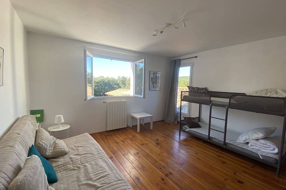 La Maison Noz, bastide with swimming pool, ideal for friends and families in Besse-sur-Issole, Brignoles region