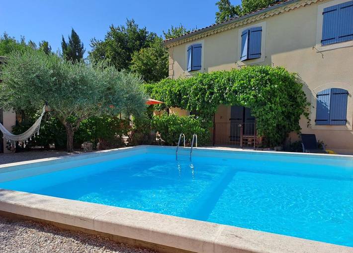 Gîte pour 8 personnes, avec terrasse ainsi que jardin et piscine