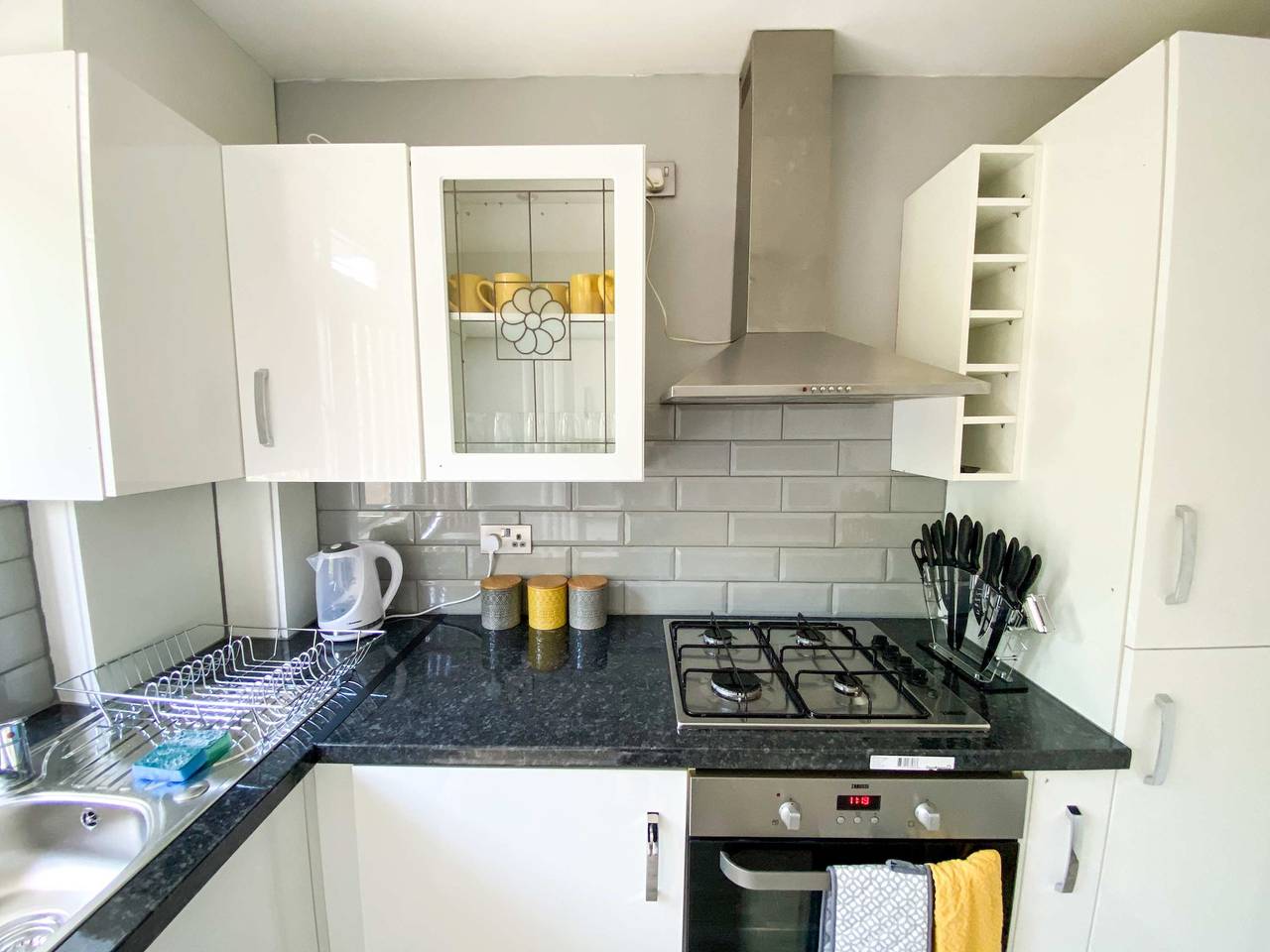 Bright & Modern 3-Bedroom Home with Garden near Luton Airport in Luton, Chiltern Hills